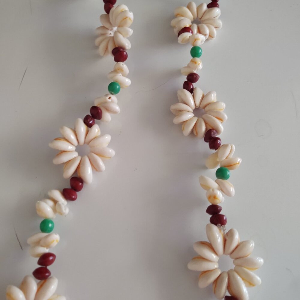 POLISHED SEA SHELL COWRIE FLOWER HAWAIIAN LEI STYLE LONG NECKLACE 1970S BOHO HIP